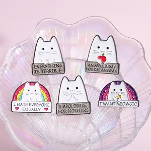 China Hersteller Regenbogen englische Buchstaben weiß Katze-Aufkleber Metall weiche Emaille-Pins Abzeichen Katzen-Revers-Pins