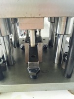 Machine à poinçonner pneumatique pour la fabrication de fenêtres en aluminium avec 4 stations de travail à matrices