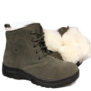 Botas de nieve verde militar para hombre con forro de lana, tacón medio, cordones delanteros, cálidas para el invierno y el trabajo. - Product Image 1