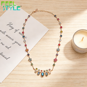 Collier ras du <span class=keywords><strong>cou</strong></span> en acier inoxydable 316 PVD or, avec pendentif barre en arc et breloque feuille <span class=keywords><strong>de</strong></span> fleur aux couleurs vives, entièrement personnalisable - Product Image 3