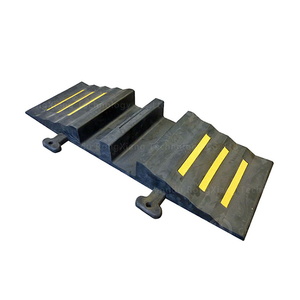Schlauchbrucke aus Vollgummi, fourrure 2 B-Schlauche, <span class=keywords><strong>trag</strong></span>- und klappbar, Breite 890 mm - Product Image 1