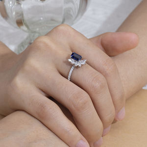 แหวนหมั้นพลอยสีน้ำเงินทรงมรกต รุ่น MSR-1696 จาก Messi Jewelry ทำจากแพลตตินัม - Product Image 4