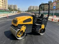Compacteur vibrant à tambour unique de 3 tonnes et 27 kW pour le compactage des sols, des talus de bassins piscicoles et des routes auxiliaires de réservoirs