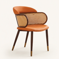 Chaise de salle à manger rembourrée avec dossier en rotin PE, assise rembourrée, structure en métal imitation bois, style nordique contemporain