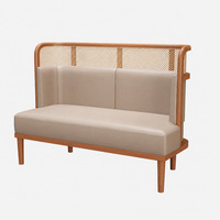 Table à manger en bois blond, chaise avec dossier en cannage tressé, siège rembourré blanc, banquette couleur sauge pour restaurant et hôtel