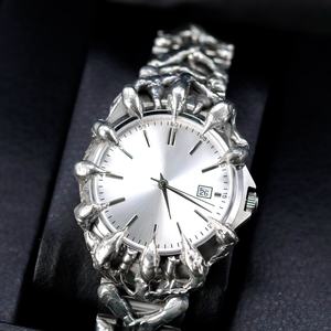 Reloj de Cuarzo Gótico de Alabastro con Diseño Personalizado para Hombre, Único con Movimiento Japonés MIYOTA, Esfera de Acero Inoxidable con Púas, Relojes Góticos - Product Image 1