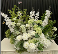 Bouquet de fleurs artificielles modernes en soie, fait main, violet foncé, vert et blanc, pour centre de table ou allée.