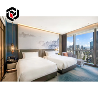 Suites d'hôtel de luxe à fenêtre panoramique cinq étoiles, chambre double, lit king-size rembourré en bois de chêne écologique, dressing avec éclairage LED