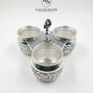 Ensemble de récipients à fruits secs en argent de qualité supérieure avec support décoratif, bocaux de rangement artisanaux de conception élégante pour la maison, la Pooja et les cadeaux - Product Image 4