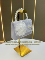 Pochette de soirée en satin pour femme, motif floral 3D, petite pochette plissée à rabat, sac à bandoulière avec chaîne, poignée en perles, sacs à main élégants en satin