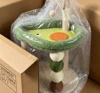 Arbre à gratter pour chat en sisal en forme de grenouille de dessin animé avec perchoir surélevé en peluche, jouet boule en peluche suspendue et boules de sisal empilées