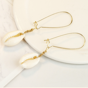 Cowrie الطبيعية مع اللؤلؤ المخلوق للنساء أقراط متدلية بلون ذهبي متدلية للشاطئ مجوهرات صيفية هدايا بحرية - Product Image 1