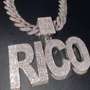 Colgante de declaración de moissanita de hielo infinito, elegancia esmerilada con patrón de letras heladas, colgantes y dijes hechos a mano de plata - Product Image 3