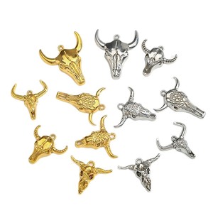 Western Bull Skull Boutique | 18K PVD liontin besi tahan karat berlapis emas | Jimat tengkorak sapi untuk pembuatan perhiasan DIY - Product Image 5
