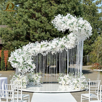 Arche de mariage en forme de croissant blanche de luxe JINDA avec fleurs artificielles et draperies à franges