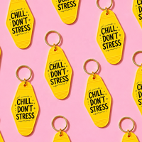 Nouveaux porte-clés promotionnels rétro pour hôtel et motel, en métal et plastique, écologiques, avec impression de lettres jaunes et motifs de dessins animés, personnalisables avec LOGO