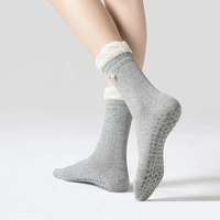 Chaussettes de yoga colorées antidérapantes avec bordure à bulles et décoration de perles en coton pour femmes, chaussettes de Pilates pour la vente en gros