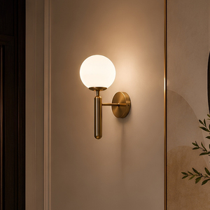 Nouvelle conception de applique murale Elowyn en laiton brossé avec globe en verre opale givré, lampe de chambre à coucher - Product Image 1