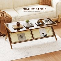 Table basse en rotin brun de style moderne du milieu du siècle avec plateau en verre et rangement, écologique et durable pour le salon