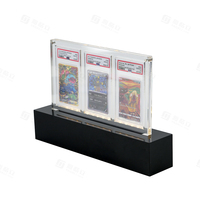 Élégante vitrine de présentation de cartes à collectionner en acrylique à trois compartiments avec LED pour les magasins officiels de jeux TCG