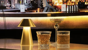 Lampe de table portable en aluminium rechargeable magnétique, design moderne, tête flexible, télécommande sans fil, pour hôtel, vente en gros - Product Image 5