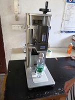 Machine de capsulage de bouteille de Table de 50mm à 110mm pour la machine de capsulage d'eau de bouteille de vis de bouchon à vis en plastique à vendre