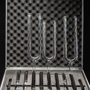 Ensemble de diapasons en cristal de quartz clair SUCCESS 432 Hz pour la guérison sonore avec mallette en daim et étui de transport - Product Image 1