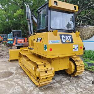 Machine de terrassement multifonctionnelle CAT D5K d'occasion bien entretenue, pompe à moteur, boîte de vitesses, moteur, bulldozer sur chenilles, 72 kW, 13 000 kg - Product Image 1