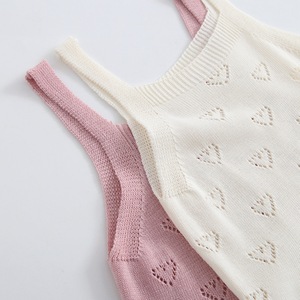 Ropa infantil al por mayor: Conjunto de camiseta sin mangas y pantalones cortos de punto con diseño de corazón hueco para niños - Product Image 3