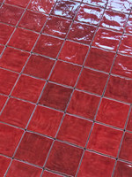 Carreaux rétro faits à la main en dégradé rouge vin pour salle de bain, comptoir de bar et revêtement mural de pilier.