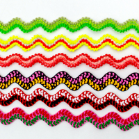 Ruban Ric Rac Tissé Écologique Gordon 8CM Motif Zig Zag 100 Mètres par Rouleau Point Coloré pour Emballage de Vente au Détail et Cadeaux