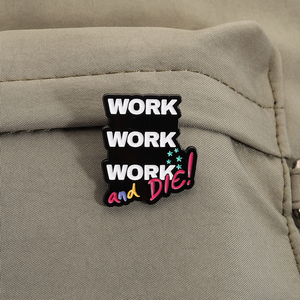 Spilla smaltata 'Work Work Work and Die' con rana che esegue compiti stravaganti, distintivo divertente, spilla da bavero, gioiello con gatto e caffè, regalo, vendita all'ingrosso - Product Image 3