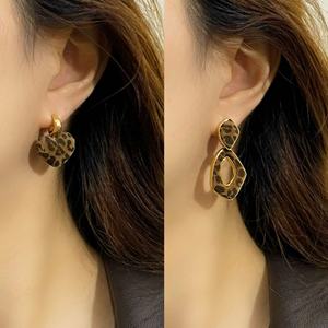 ต่างหูห้อยทรงหัวใจเรขาคณิตเคลือบทองแท้สไตล์เรโทรประดับด้วยหินธรรมชาติ ดีไซน์ทันสมัย วัสดุทองเหลืองชุบทอง คอลเลคชั่นฤดูใบไม้ร่วง-ฤดูหนาว ระดับไฮเอนด์ - Product Image 4