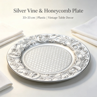 Assiette de présentation en plastique PP, décorée de motifs floraux vintage en relief, avec revêtement argenté en poudre, pour banquets, mariages et décorations de table de fêtes.