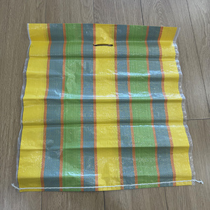 Bolsas de Compras Personalizadas de Polipropileno Tejido, Laminadas, con Diseño de Franjas Coloridas para el Mercado de Senegal, Costa de Marfil, Mali y Burkina Faso - Product Image 6