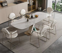 Table de salle à manger en marbre au design contemporain en acier inoxydable, ensemble de chaises de salle à manger rembourrées en similicuir