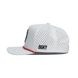 Casquette de golf blanche à 5 panneaux avec patch en caoutchouc et cordon rouge - Product Image 3