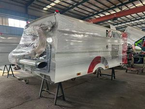 Camion balayeuse à vide personnalisé avec cuve et structure supérieures, doté d'un bac à déchets et d'un réservoir d'eau - Product Image 3