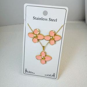 Set di Gioielli Raffinati da Donna MW con Ciondolo a Cuore e Fiore in Acciaio Inossidabile e Orecchini Colorati a <span class=keywords><strong>Quadrifoglio</strong></span> Nero - Product Image 3