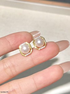 ชุดเครื่องประดับ UM Jewelry เงินแท้ 925 ประดับมุกธรรมชาติ ดีไซน์ Versailles Golden Window ต่างหูและจี้ สำหรับทุกเพศ เหมาะเป็นของขวัญในชีวิตประจำวัน - Product Image 5