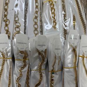 Bracelet Trèfle Designer en Acier Inoxydable Plaqué Or 18 carats et Collier Cœur Cubain de Luxe avec Lettre CC – Vente en Gros - Product Image 1