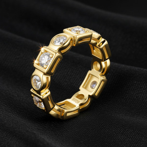 Anillo de Eternidad Geométrico de Oro Amarillo con Moissanita, Engaste de Bisel, Corte Brillante Redondo, Joyería Clásica Unisex para Boda - Product Image 5