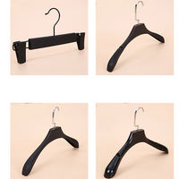 Cintres en plastique noirs durables et personnalisables pour adultes, sans trace, antidérapants, pour magasins de vêtements, avec réduction en gros