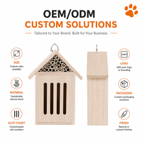 Maison à insectes en bois artisanale résistante aux intempéries avec un design multicouche pour l'observation de la faune dans le jardin, décoration de cour