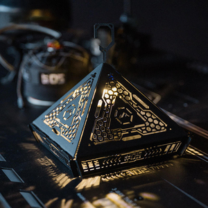 휴대용 스테인리스 스틸 LED 캠핑 랜턴, 야외용 피라미드 행잉 램프, 배터리 구동식 방수 모던 디자인 - Product Image 1