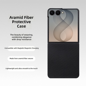 Cover per Telefono Z Flip 8 in Fibra di Carbonio con Ricarica Wireless Magnetica, Goffrata, Leggera 25g, Protezione Antiurto di Lusso in Tinta Unita - Product Image 5
