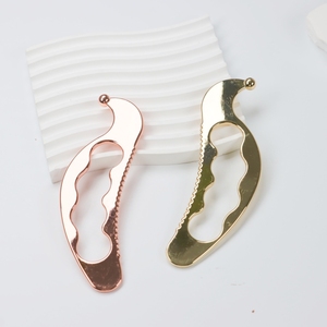 Outil de massage facial Gua Sha en acier inoxydable 304 en forme de dauphin - Product Image 3