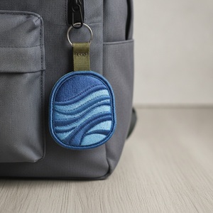 Porte-clés brodé double face personnalisé en tissu tissé avec boucle en sangle pour souvenirs de vente au détail - Product Image 3