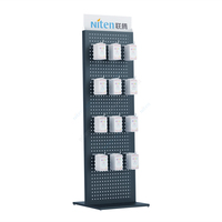 Présentoir métallique double face pour magasin de détail, idéal pour chaussettes, outils et outils de quincaillerie, ou comme présentoir d'ornements sur panneau perforé.