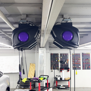 Enrollador de Manguera Eléctrico Retráctil |   Carrete de manguera moderno 3 en 1 para detallado automotriz y lavado de coches, montado en techo - Product Image 1